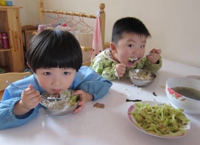 餐桌|三种常见汤被医生列入黑名单,几乎家家餐桌都有,不要再给娃喝了