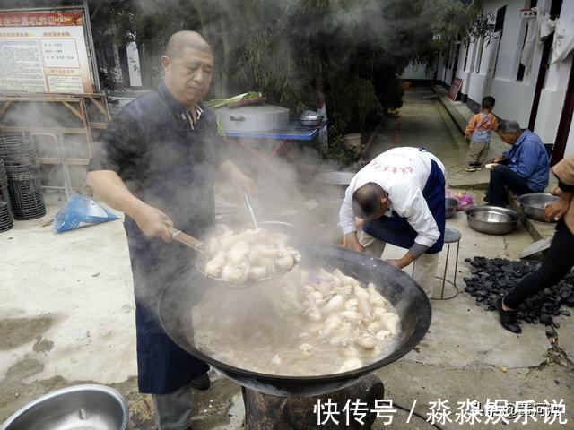 李师傅|51岁厨师徒弟和72岁师傅搭班做宴席,两人一天挣300元