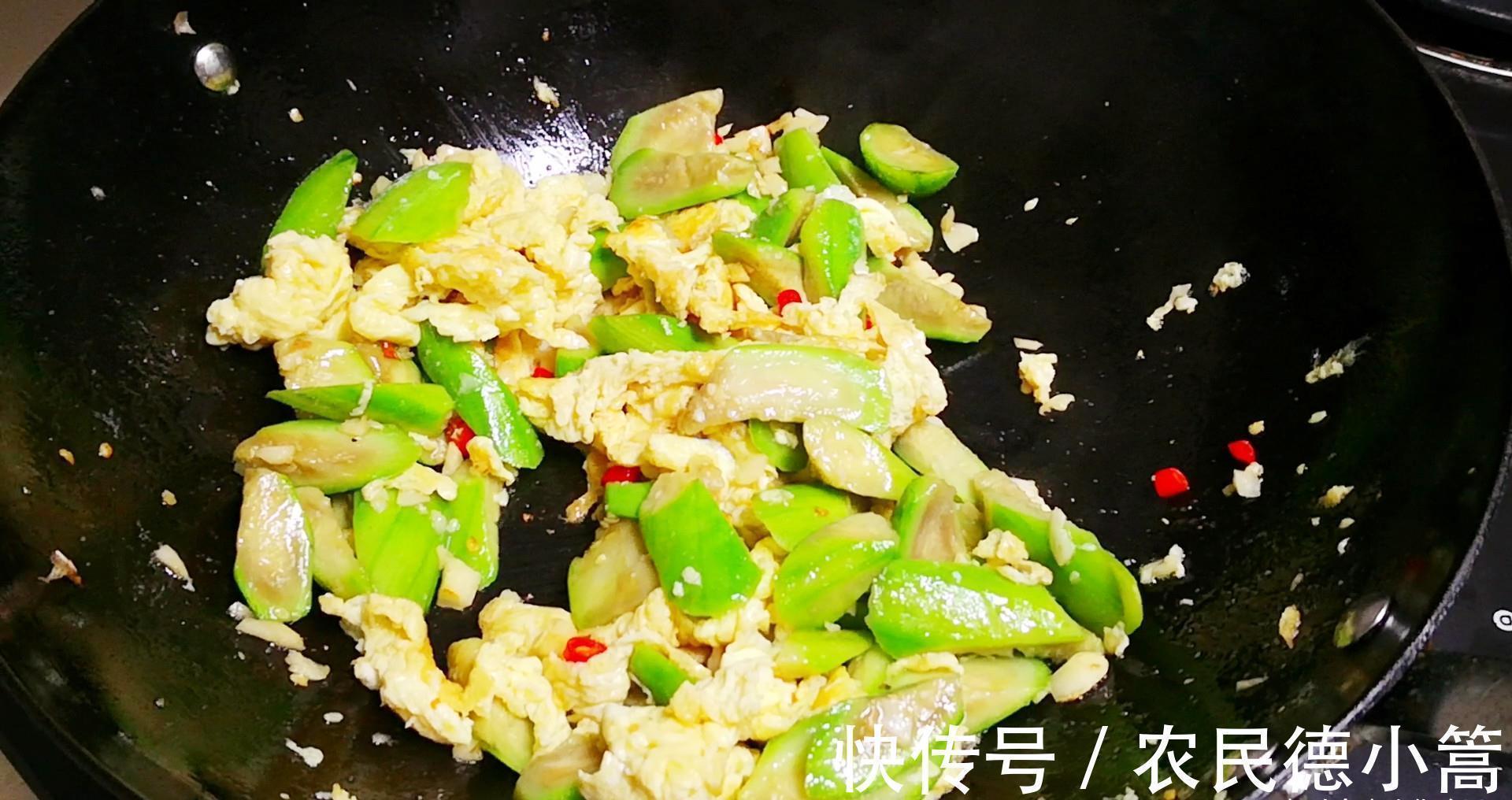 炒丝瓜时，最忌直接下锅炒，教你1招，丝瓜翠绿不发黑、还不出水