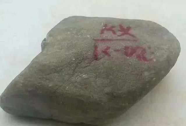 莫西沙水泥皮赌石特点