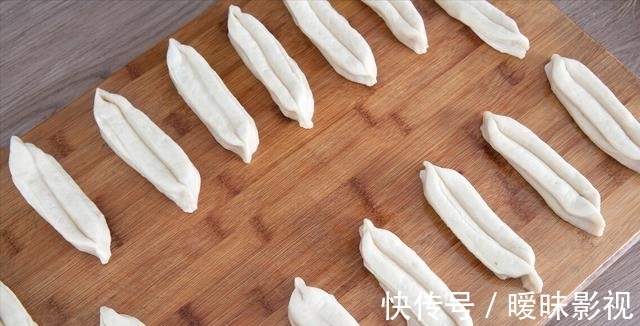 炸油条，不用泡打粉，不用小苏打，教你家常做法，个个蓬松香酥脆