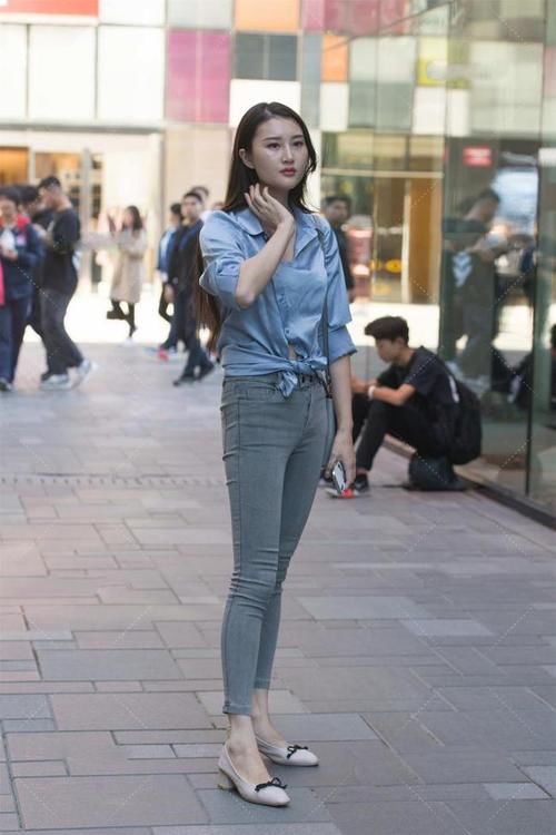 设计感十足的衬衫，冰丝面料看起来很高级，搭配牛仔裤就行