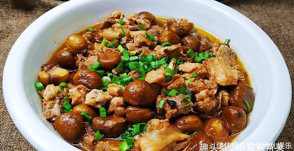 香气扑鼻|用板栗和鸡肉这种做法很简单,上锅一蒸,香气扑鼻,一大盘不够