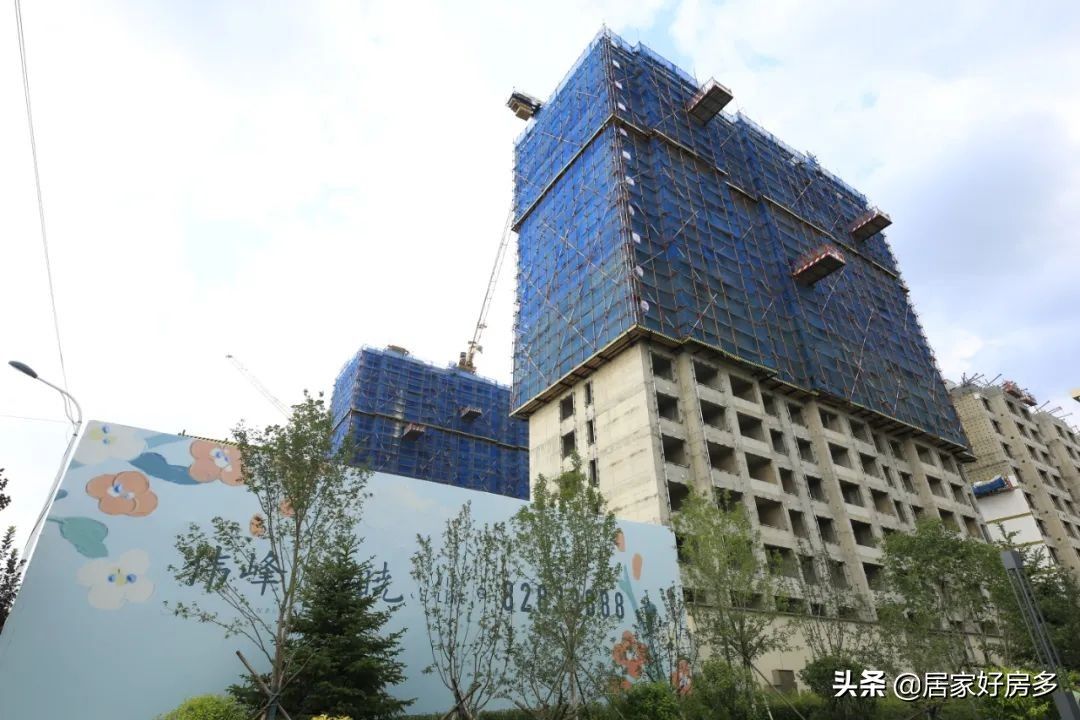 伟峰|房子有价，精神无价。看，那个闪着光的伟峰