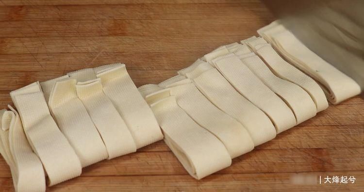 豆腐皮别炒菜吃，教你新吃法，天天吃都不腻，上桌就抢光