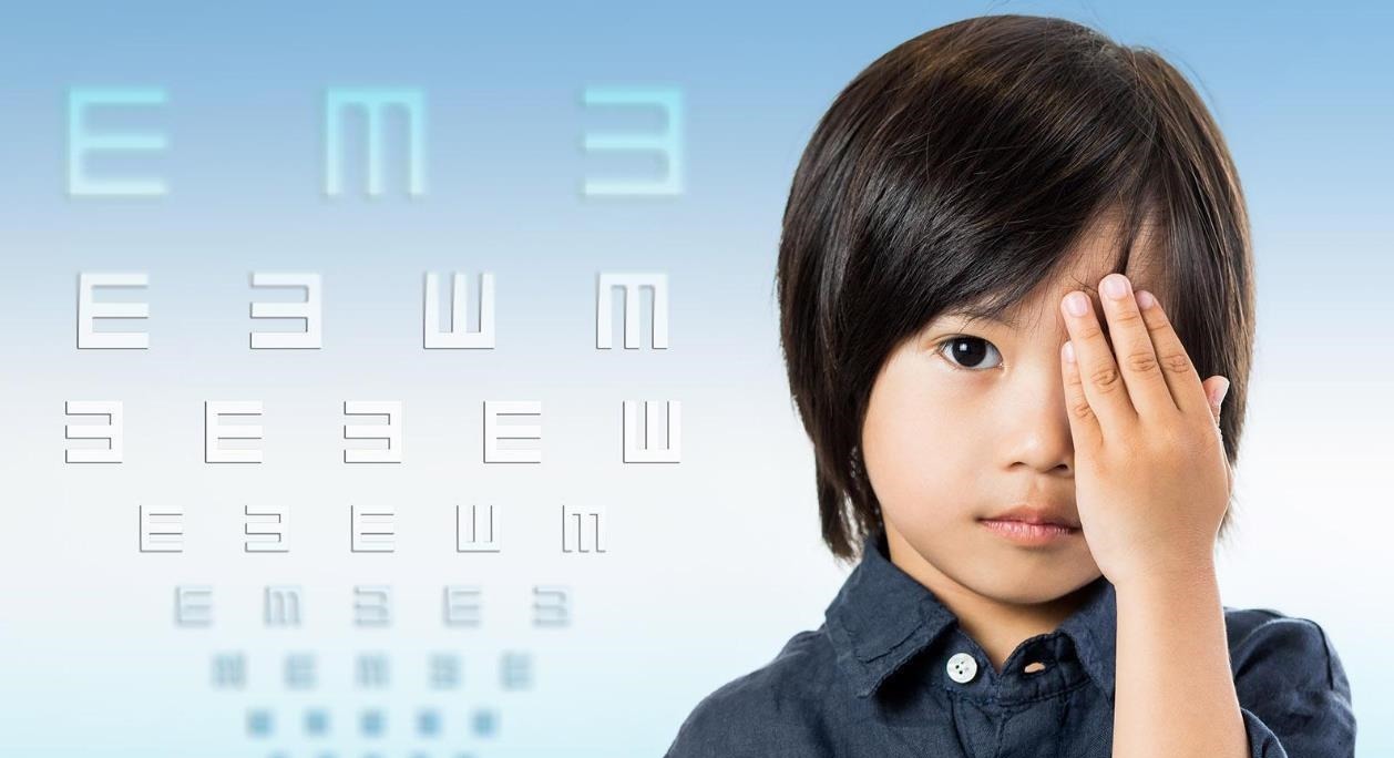 配眼镜|孩子近视,爸爸不许配眼镜,配一次摔一次,眼科医生:真是太无知