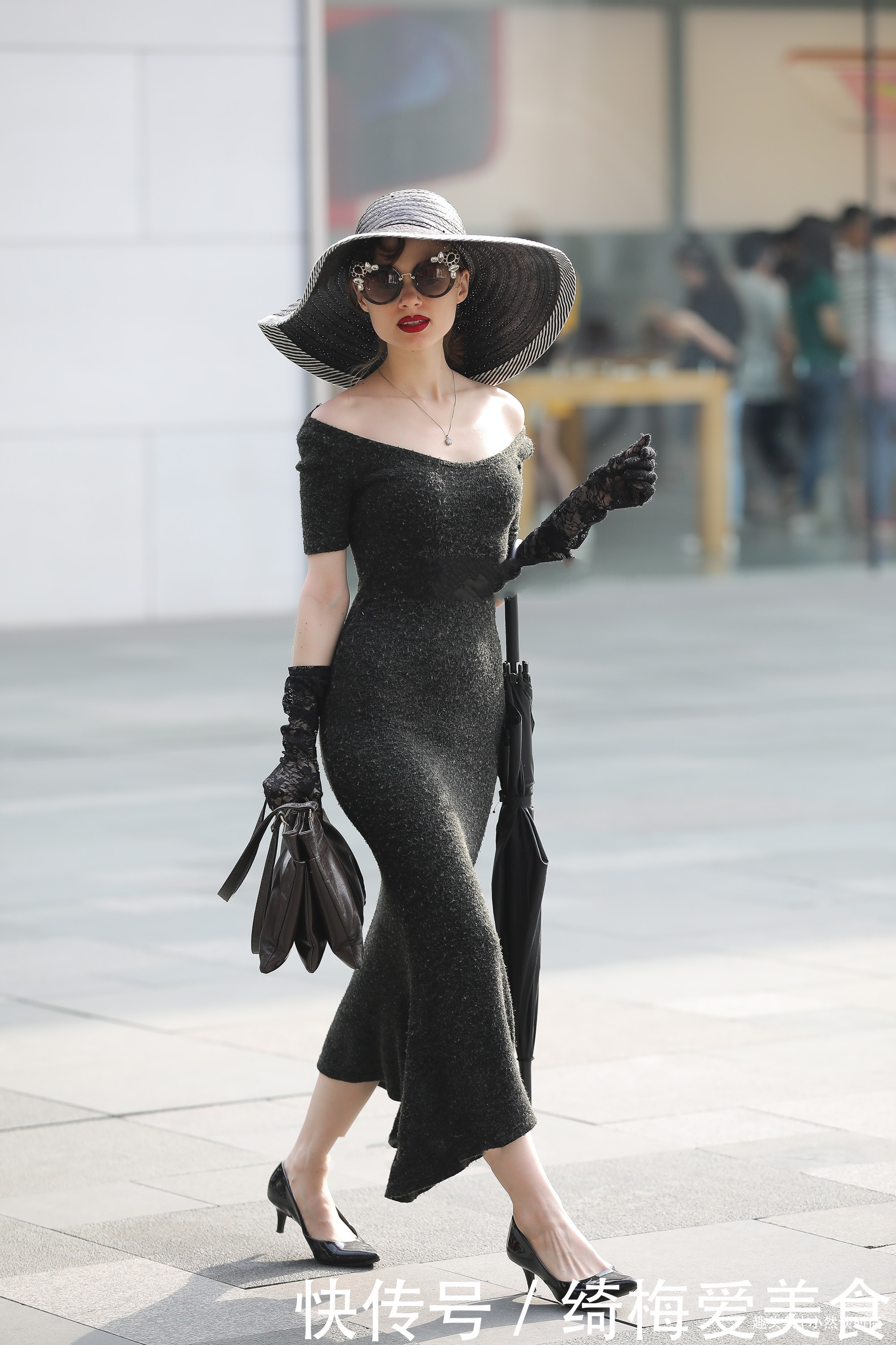 美女街上秀身材,身材纤细的人也能展现强势的美,“百分百女孩”