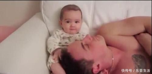 睡着|爸爸陪娃睡觉,醒后发现娃不见了,吓坏了赶紧找,结果自己都乐了