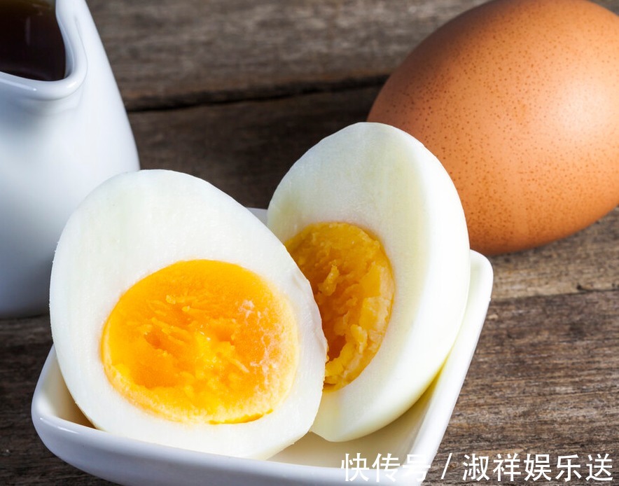 中老年人|骨质疏松不能吃鸡蛋骨科医生要想骨骼健康，2种食物别太贪吃