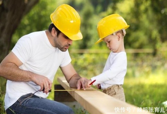 摩托|男子边骑摩托边牵着骑滑板车的女儿，爸爸带娃，真是只要活着就好