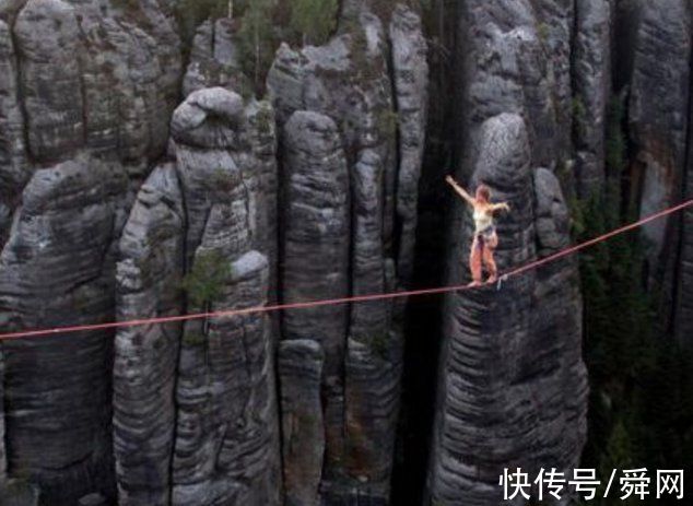 女子|我愿称她为最大胆的女子，一边走钢丝一边做瑜伽