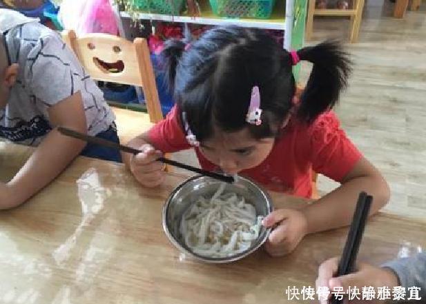 幼儿园午餐单里写着鸡蛋面，但孩子说没有鸡蛋，老师的解释引众怒