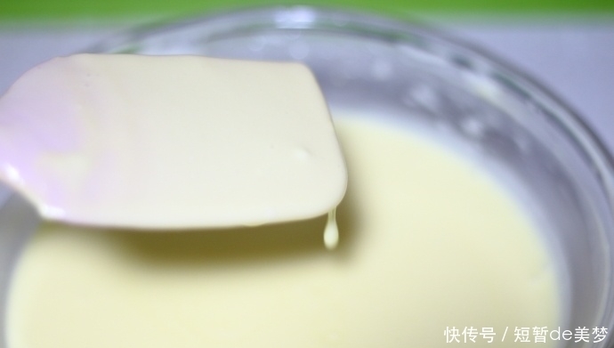 炎热的夏天,来一份酸酸甜甜的百香果慕斯,解暑又开胃!