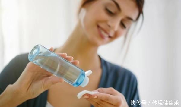 皮肤|护肤品是用手拍还是化妆棉擦,很多女人都做错了,难怪小细纹会多