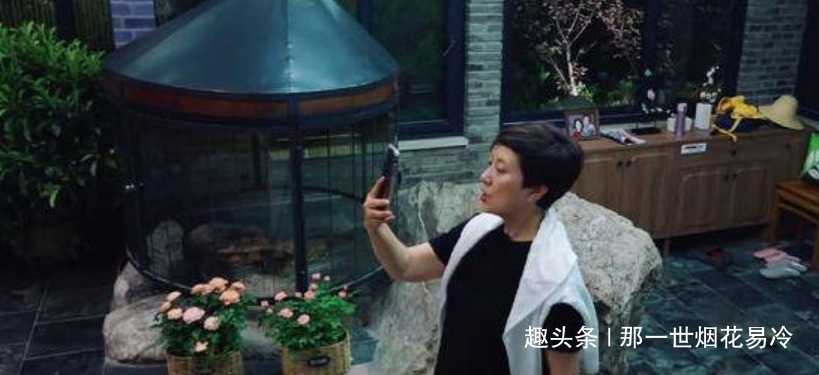 這就是生活|張國(guó)立鄧婕養(yǎng)女首次曝光，一家三口其樂(lè)融融，攜手共度，相濡以沫