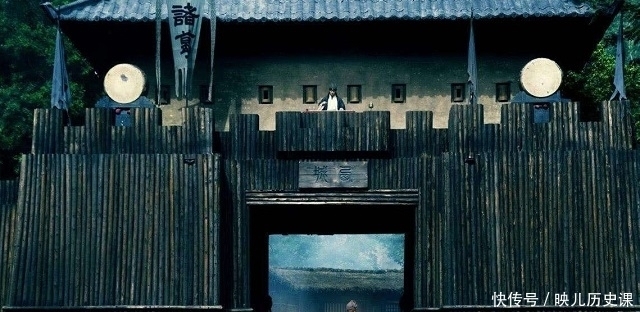 城上|空城计时诸葛亮在城上弹琴,为何派人在门前扫地?没你想那么简单