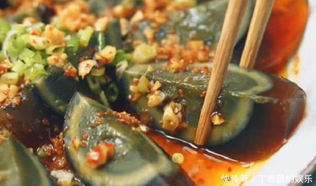 做凉拌皮蛋时,调料别弄错,有3种调料不可少,吃着不涩口香喷喷