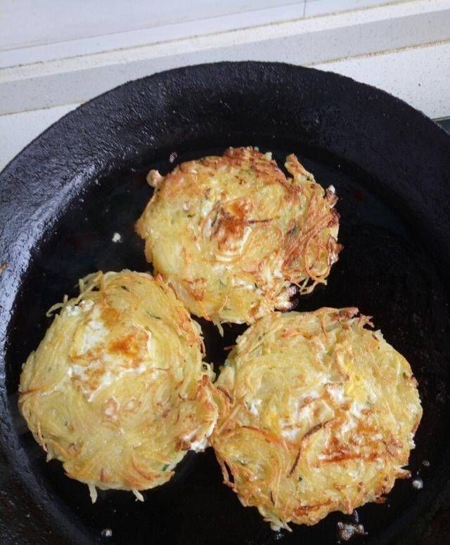 土豆丝鸡蛋饼|土豆丝鸡蛋饼,金黄的颜色和酥脆的味道,这是一个标准的早餐