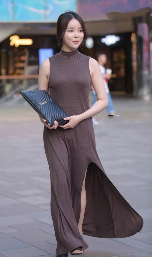 美女|身材微胖的美女,咖啡色连衣裙搭配黑色凉鞋,展现知性气质美