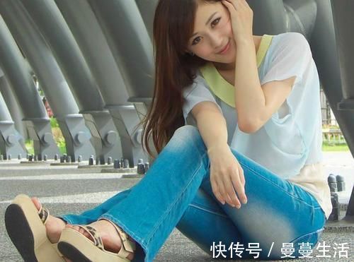 气质 小姐姐穿上牛仔裤,展现自然随性的穿衣风格,让人流连忘返!