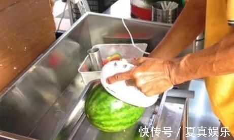 大爷卖西瓜汁却从不买杯子,看清他把鲜榨西瓜汁装哪,路人排队买