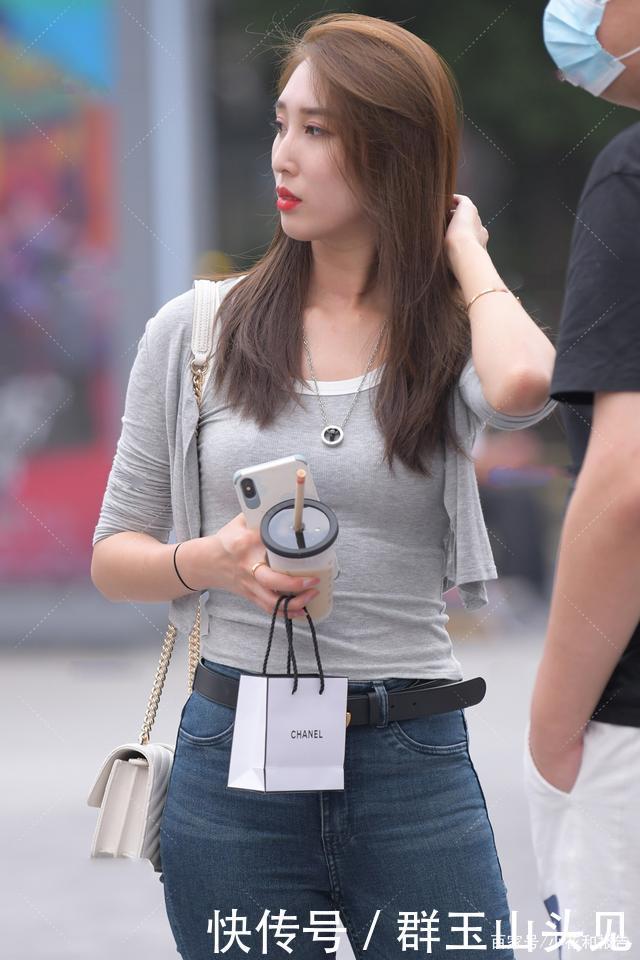 身材|小姐姐穿“小脚裤”秀身材,大胆穿搭惊艳街头,休闲又时尚