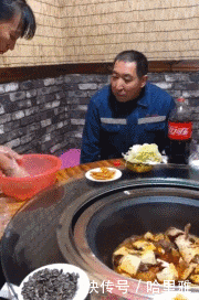 风趣GIF:美女小姐姐教你,涂了口红怎么吃东西!