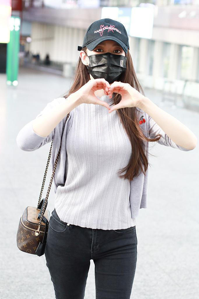 高挑|吉娜又美出新高度,灰色针织衫配修身长裤高挑利落,腰细得像P的