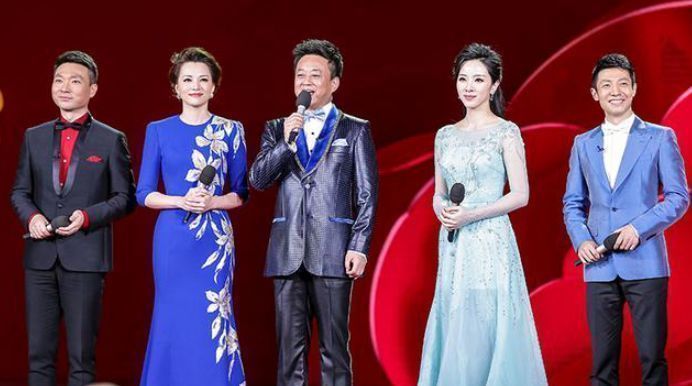 央視|她是央視最美主持人，春晚上主持失誤被嘲笑，事業(yè)巔峰連生倆娃！