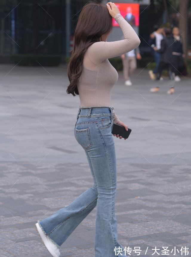 女人味儿 美女街拍:蜂腰细腿的瑜伽裤美女,显得精致干练,很有女人味儿!!