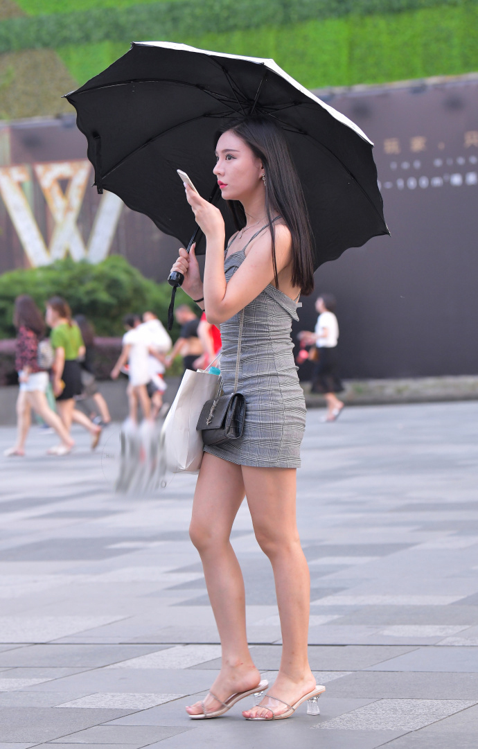 花连衣裙|街拍裙子的设计款式,时髦又显腿长!