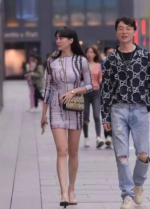 穿搭|女孩个性包臀裙演绎的粉墨山水，设计感满满，时尚显气质！