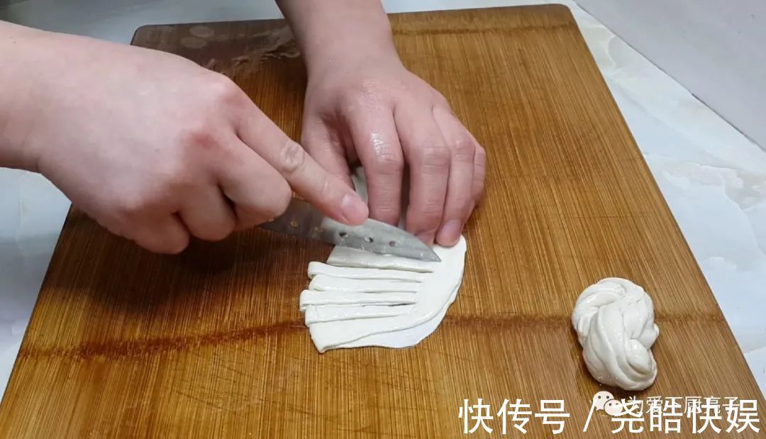 1袋牛奶，4勺面粉，不用一滴水，个个金黄酥脆，出锅孩子都抢着吃