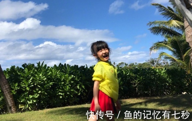 筷子腿|陆毅大女儿“筷子腿”抢镜，但妹妹近照曝光，才知啥叫“漫画脸”