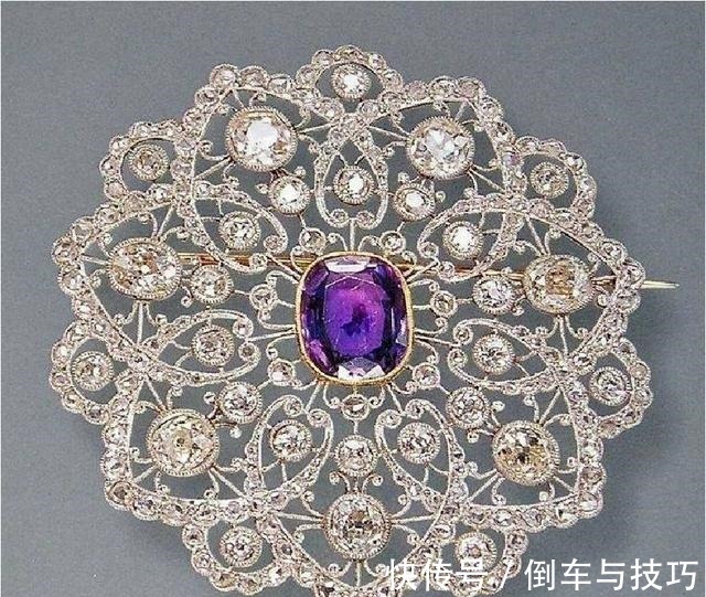 英女王 蕾丝只能做裙子珠宝亦可如蕾丝般精致浪漫!