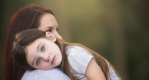 母亲|3岁女孩没照顾好弟弟,被母亲暴力教育,大口吐血却仍要抱抱