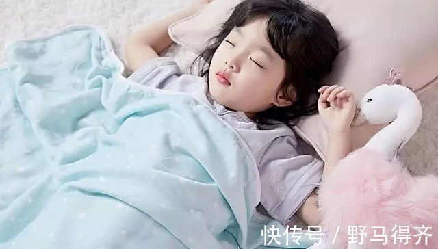 晚饭|宝宝晚上睡觉频繁踢被子,宝妈累够呛,5种原因看看你家是哪种