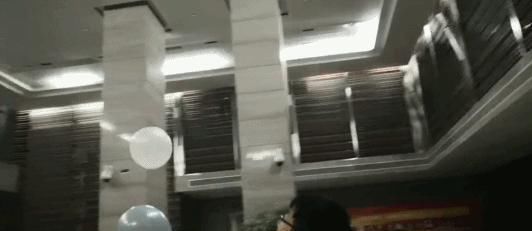 婷婷|【笑话】：霸气女同事婷婷，穿了一件露背装去餐厅