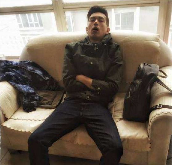 |明星睡姿哪家强?李现老实,王一博搞笑,看到肖战:好乖