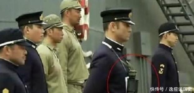 日军指挥官望远镜下,吊着1块白布,它的作用有很多