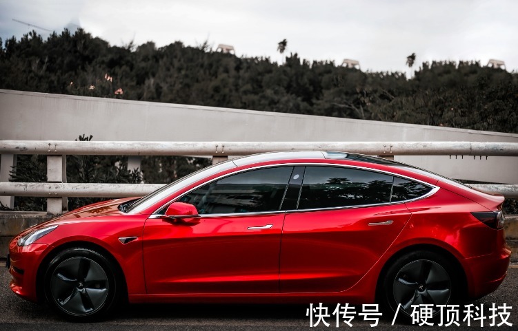 Reno7|红上加红！特斯拉Model3与Reno7红丝绒跨界搭配，虎年添福瑞