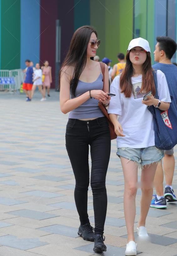 休闲裤 蓝灰色吊带衫,搭配黑色休闲裤,完美展现大长腿