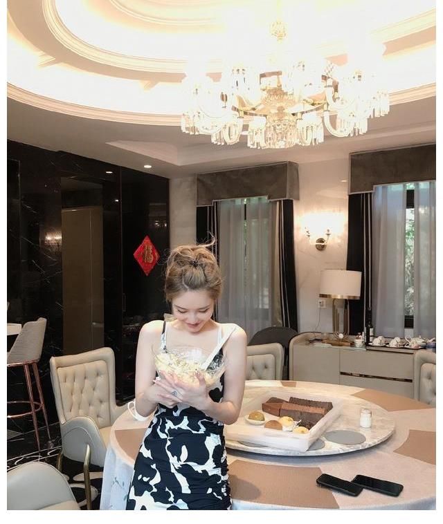 周扬青在自家录节目，从大门就能看出，绝对是“大户人家”