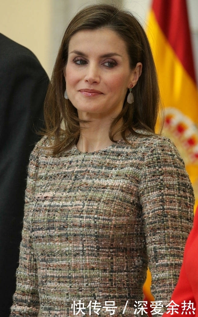 效果|西班牙王后又穿旧衣,加条腰带效果大不同,换个搭配温婉变惊艳