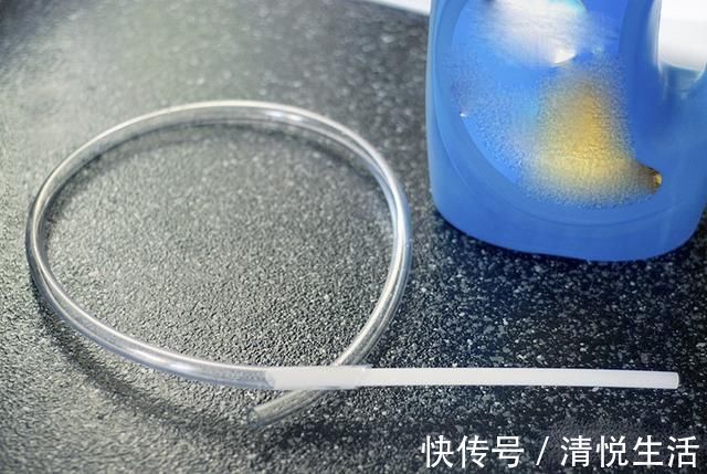 小孔|洗了20年碗才发现，水槽边的小孔，用途真厉害，聪明人都在这样用