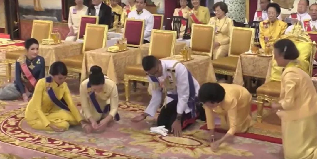 玛哈|玛哈国王休妻有惯招!都是先捧后摔,她是捧得最高摔得最狠的一个