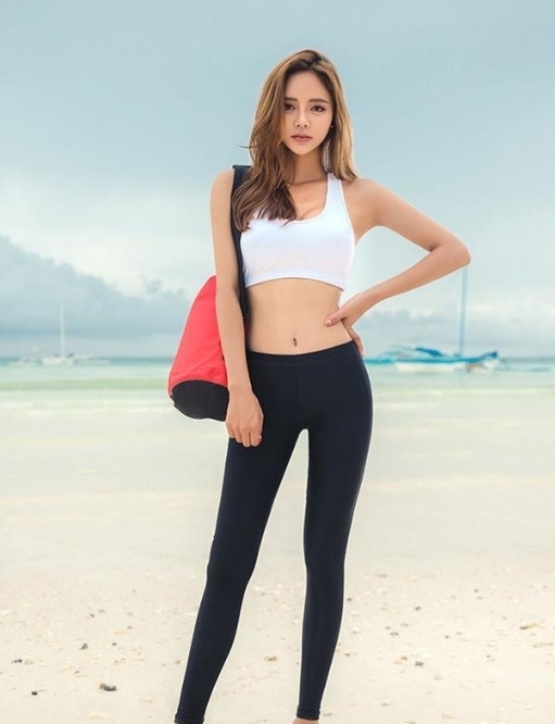 迷人|打底裤美女自带磁场,走到哪都十分抢镜,展现你迷人身姿