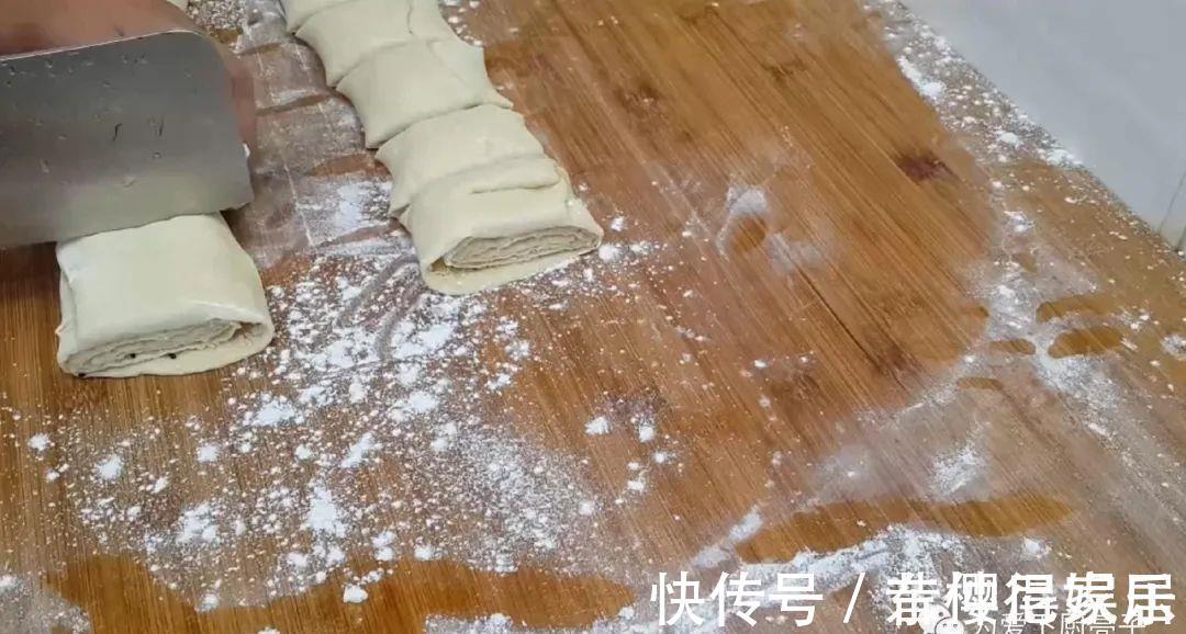 自制千层烤花卷做法，两手一捏，吃着比大鱼大肉还香，上桌全吃光