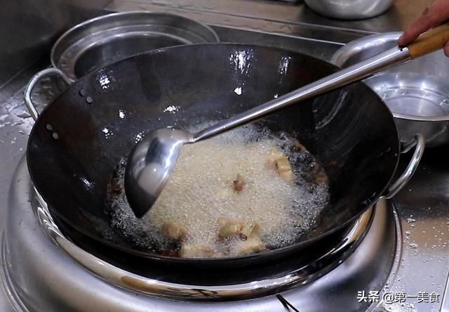 清香|五花肉别再红烧了，试试这道雪梨五花肉，肥而不腻，清香美味