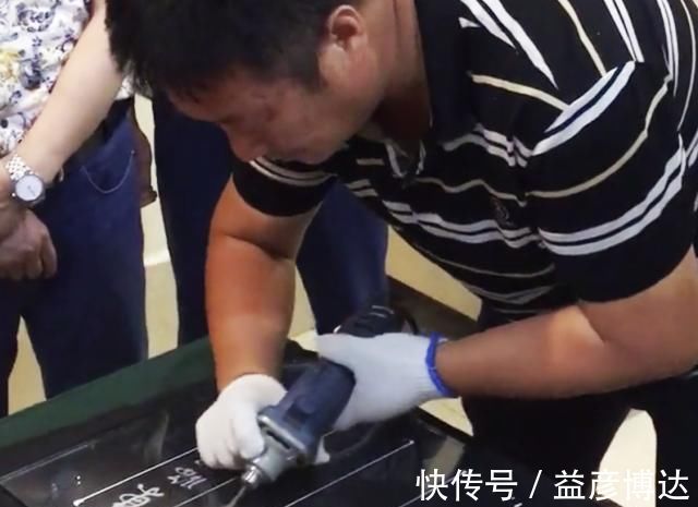 工匠精神&大叔用“电钻”写书法,年薪百万,网友直呼:这才是书法大师!